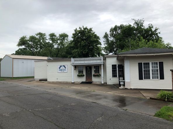819 S Main St, Harrisburg, IL 62946